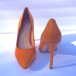 🍊CHARLES BY CHARLES DAVID PACT POINTED PUMP